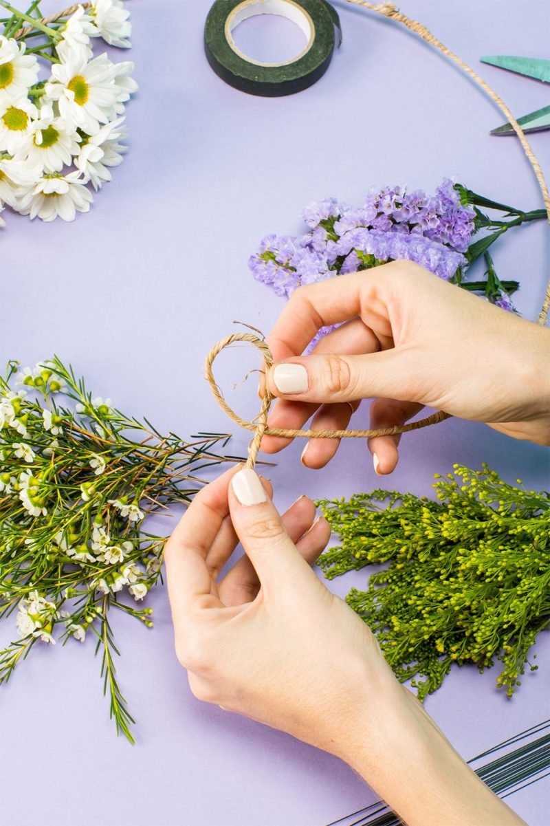 Lag din egen blomsterkrans av hageblomster