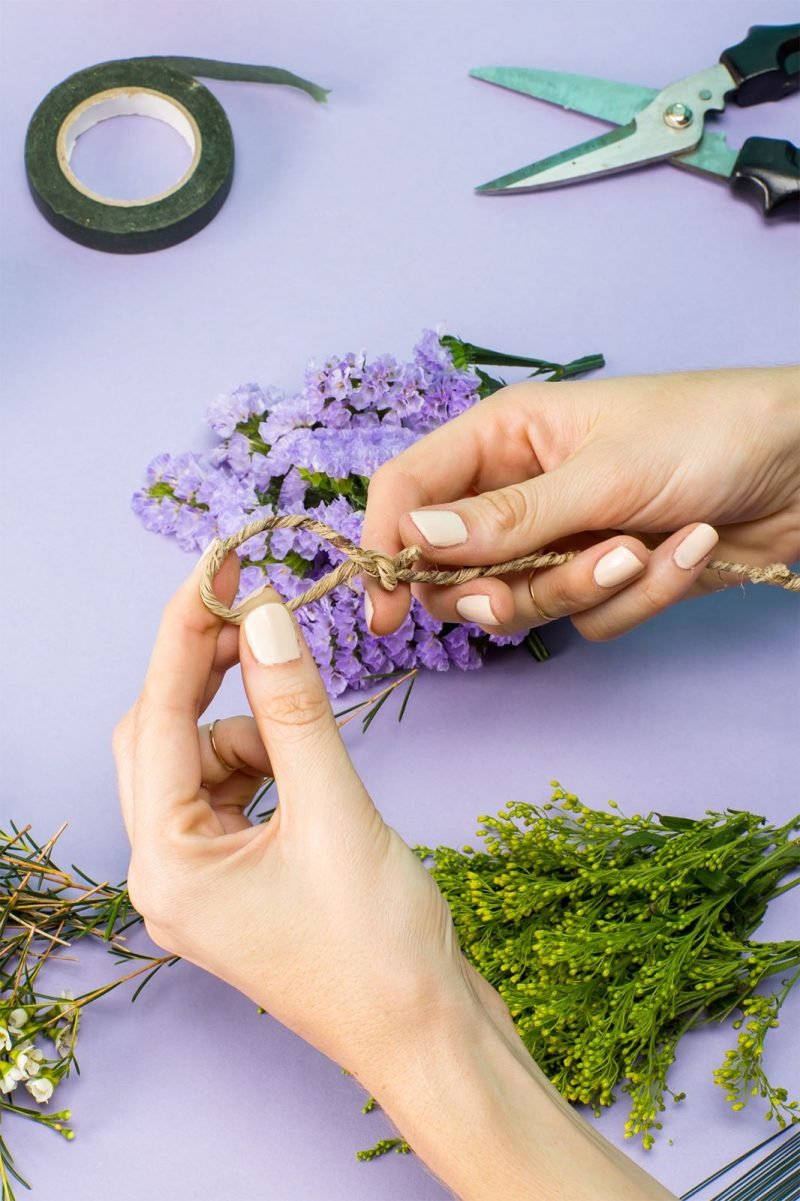 Lag din egen blomsterkrans av hageblomster