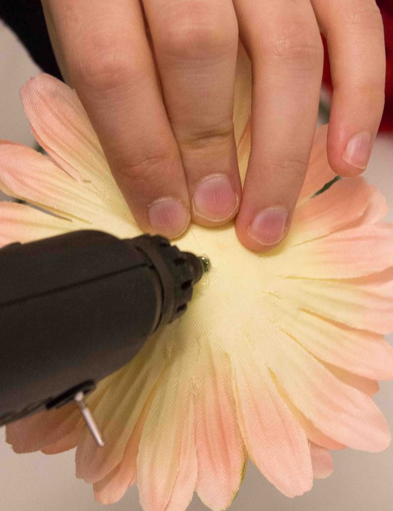 Hårtilbehør blomster: lag ditt eget gerbera hårspring