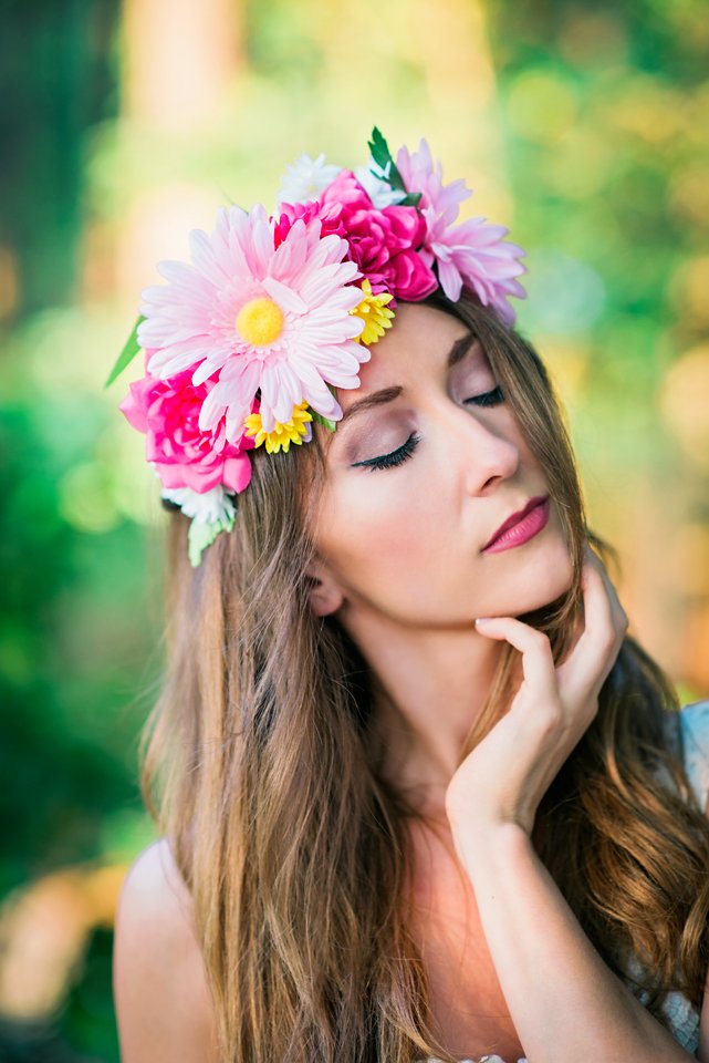 Lag din egen blomsterkrans med gerbera, rosa og hageblomster