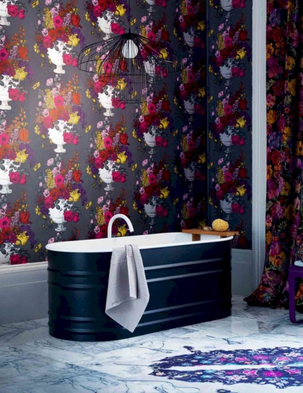 koupelny s květinovými tapetami vytvářejí atraktivní nápady