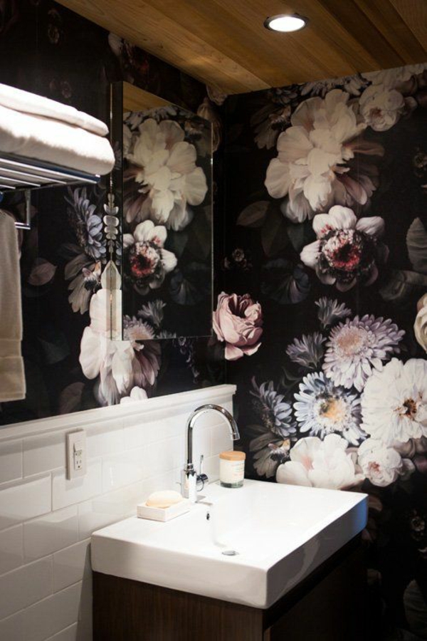 květinové tapety nápady výzdoba koupelny tmavý design dramatický efekt