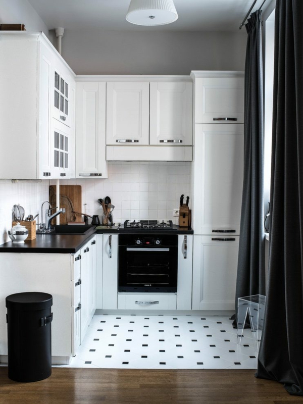 černé a bílé podlahové dlaždice zřídily malou kuchyň