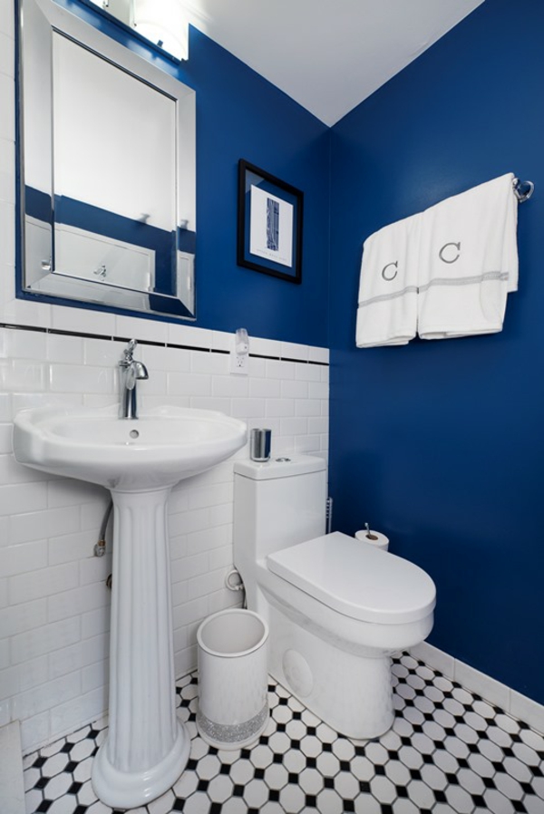 dlažba černá bílá modrá stěny malá koupelna