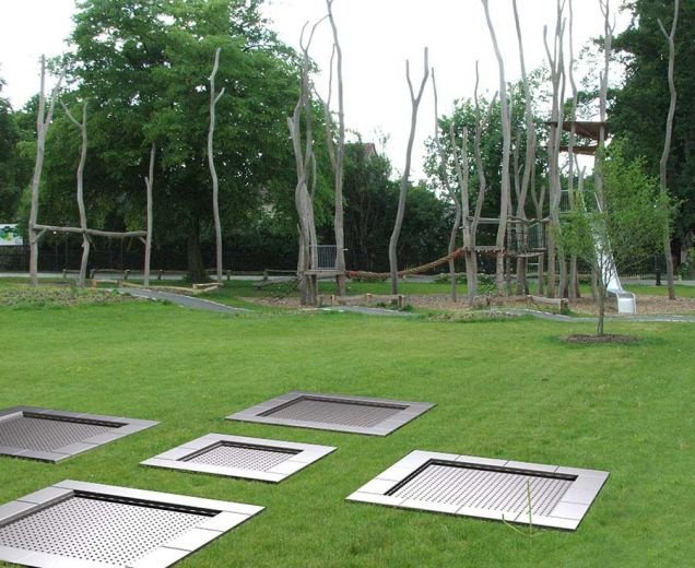 flere trampoliner innebygd lekeområde på bakken