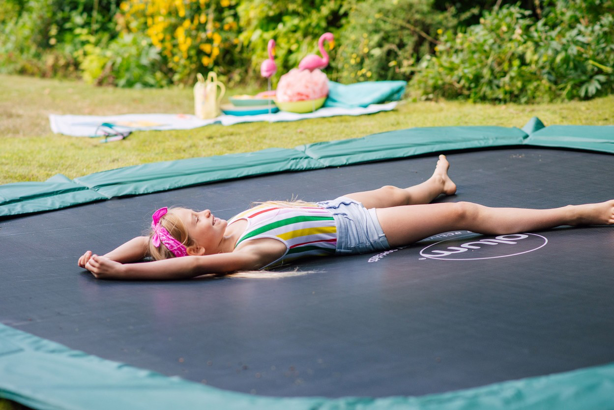 Barn som koser seg med trampoline på gulvet