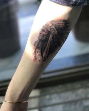 Nuotrauka: „Instagram“. Davidas Beckhamas kairėje pusėje, tiesiai po pažastimi, turi indėnų vado tatuiruotę, dėvinčią visą galvos apdangalą, o balandžio 2 d., Kai jo sūnus Bruklinas pirmą kartą nusileido po adata, jis sekė savo tėvo pėdomis, pasirinkdamas panašią indėnų vado tatuiruotę dešinėje dilbio vidinėje pusėje. Brooklynas savo naujos tatuiruotės nuotraukas „Instagram“ parašė antrašte „Garbė, kad mano pirmąją tatuiruotę padarė tėtis draugas Markas Mahoney“ ir „Labai ačiū, Markas x, kaip tėčiai“.