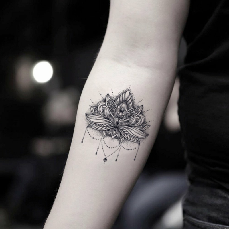 Lotus blomst tatovering underarm