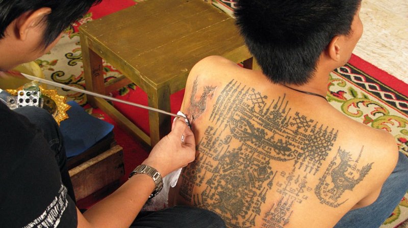 Buddhismen tatoverer mannen tilbake