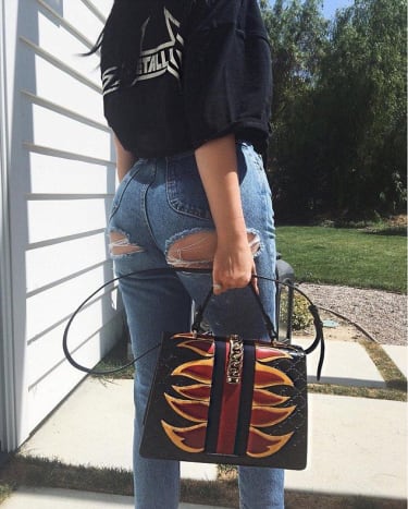 Praėjusią vasarą Kylie Jenner savo instagrame sukrėtė šiuos įžūlius džinsus.
