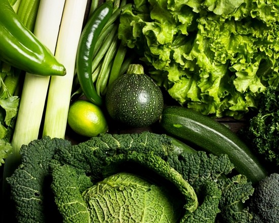 אכלו יותר ירקות ירוקים כהים בדרך הטבעית להורדת הכולסטרול