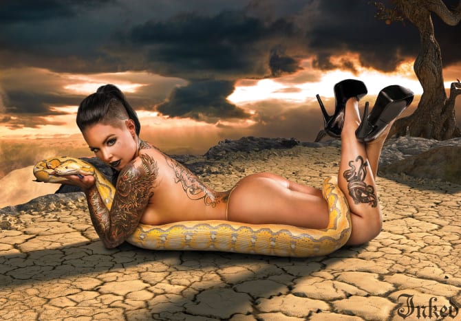 Christy Mack fotografavo žurnalą „Inked“ su savo augintine gyvate