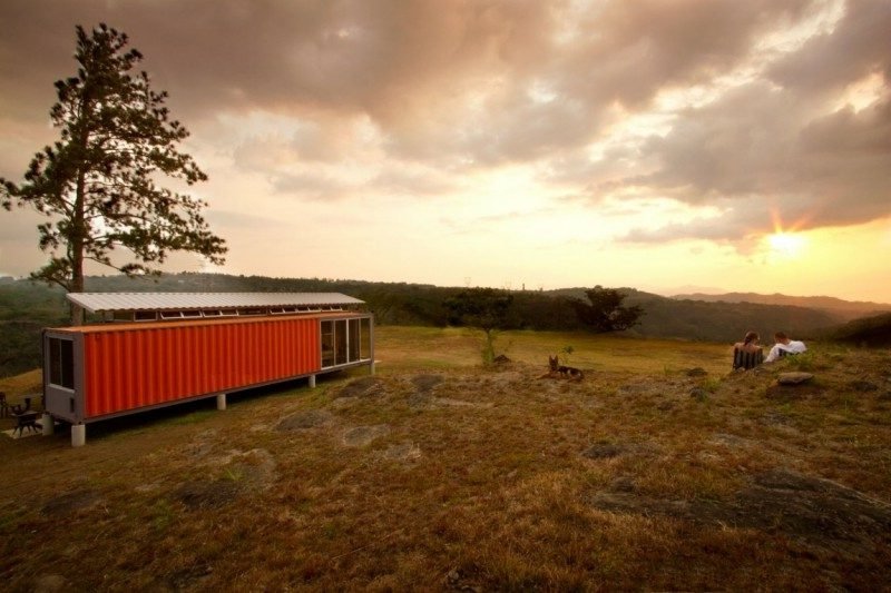 praktfullt containerhus i skogen