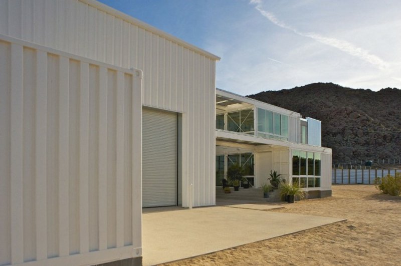 containerhus i Mojave Desert av Ecotech Design hvit
