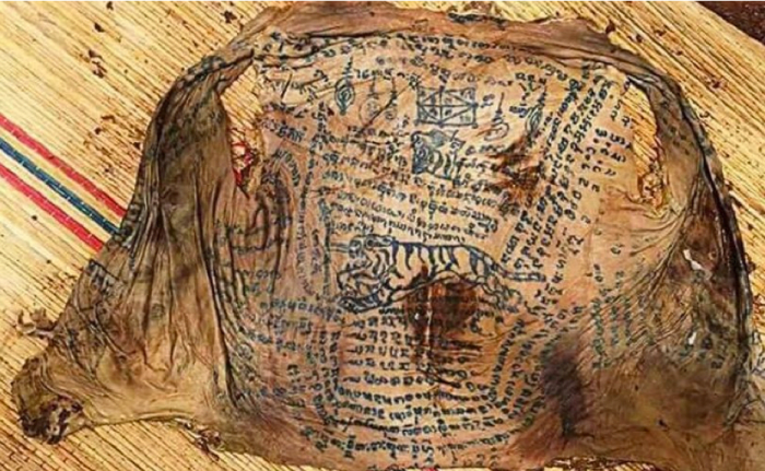 タイ経由の写真PicsLocal当局は、サンスクリット語と図面で構成された皮膚とマーキングを調べました。アートワークは、彼の肌を若くて強く保つ古代の黒魔術の呪文の一部として男性に入れ墨された疑いがあります。
