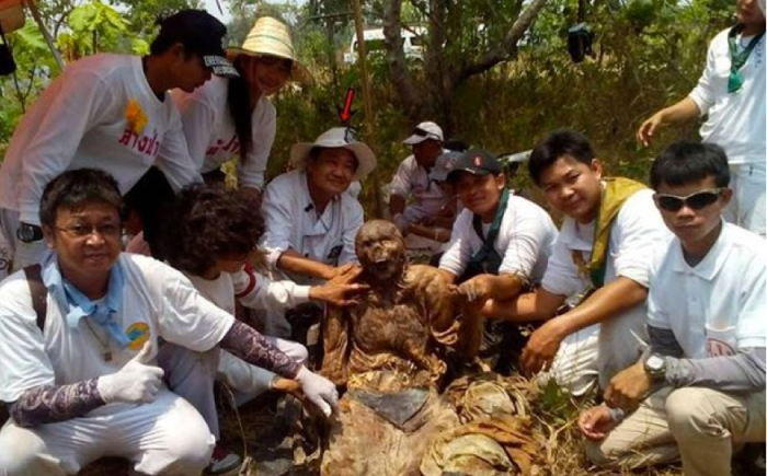 タイの写真による写真タイの考古学組織によると、その入れ墨を彼の皮膚に置くことは運命の残酷なひねりでした。彼を強くするために彼が入れ墨したまさにその呪文は、実際に彼を殺したものかもしれません。