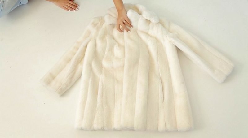 Cruella De Vil má typický bílý kabát