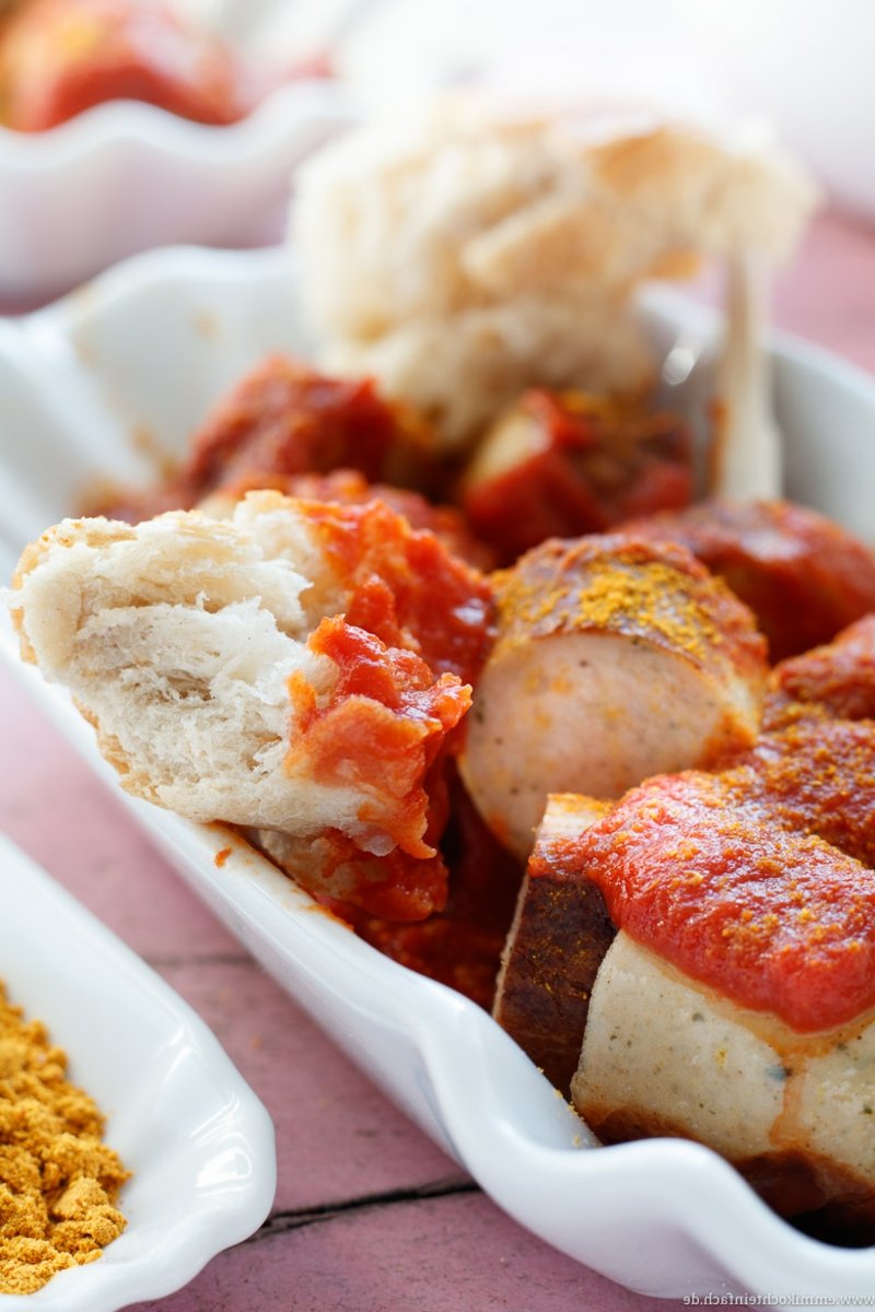 Ρολά με συνοδευτικά με συνταγή Currywurst