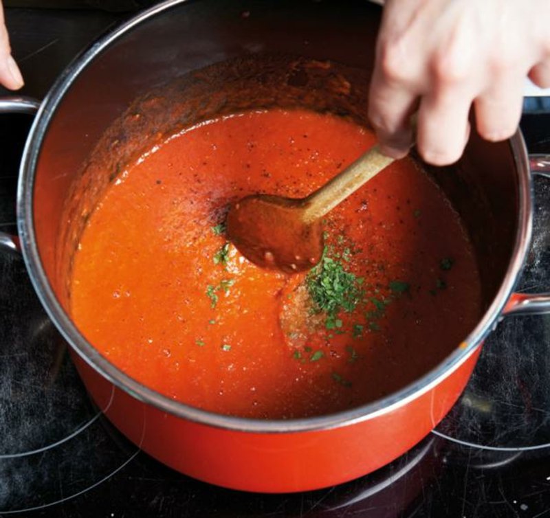 Προετοιμάστε τη συνταγή Currywurst με σάλτσα ντομάτας