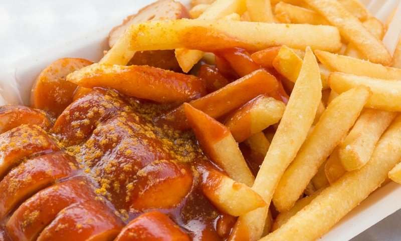 Currywurstoppskrift med pommes frites