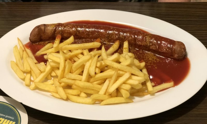 Currywurst oppskrift med pommes frites