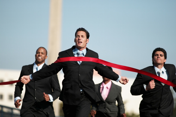 אנשי עסקים רצים לקראת קו הסיום --- תמונה מאת © Royalty-Free / Corbis