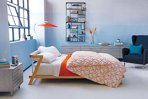 ložnice s oranžovou postelí