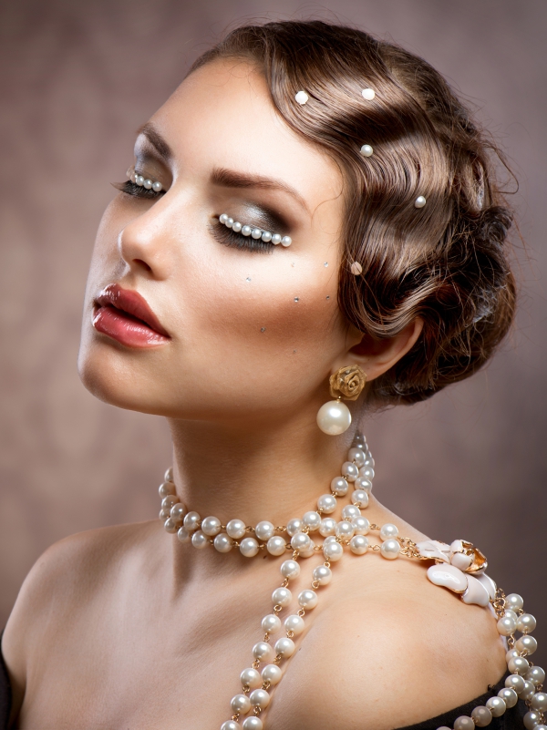 Účes 20. let se vrací v roce 2020 - tipy a pokyny pro styling a doplňky vlasů s perlami