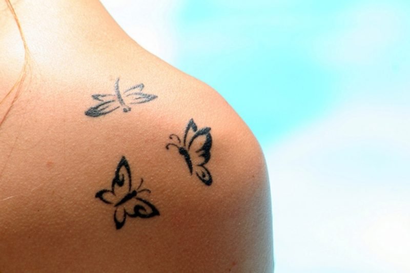 tatovering kvinne sommerfugl tatovering ideer små tatoveringer