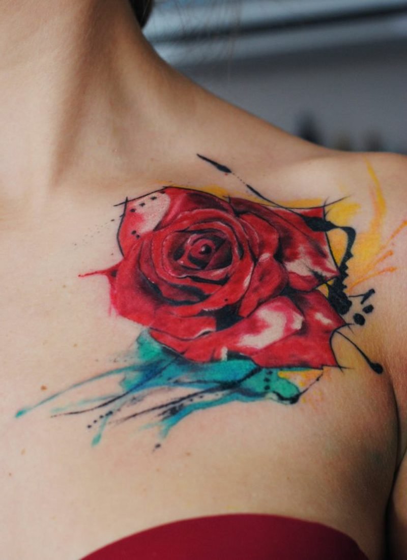 rød rose skulder tatoveringer for kvinner