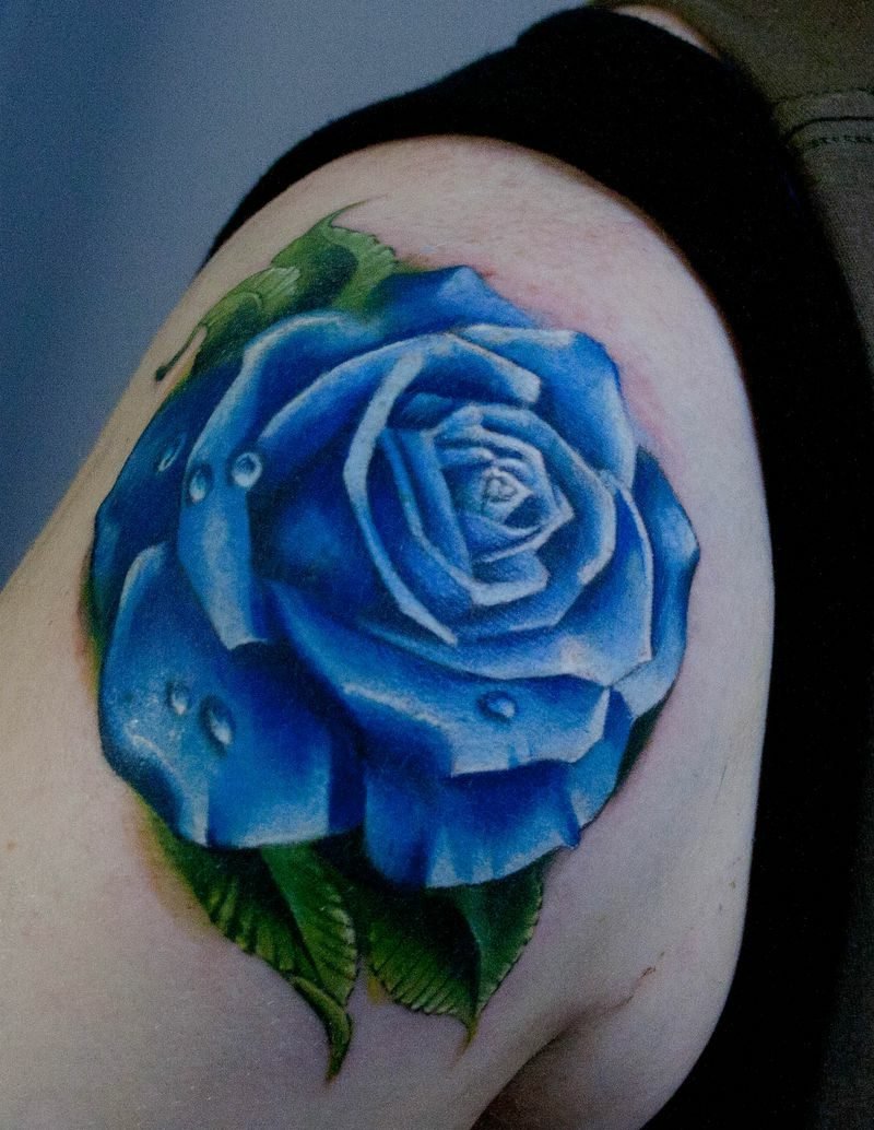 Tatovering på skulderen blå rose