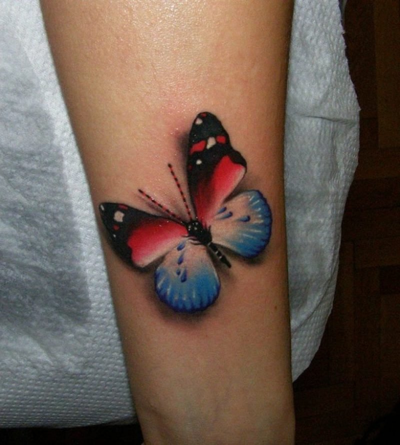 realistisk tatovering av overarmen sommerfugl