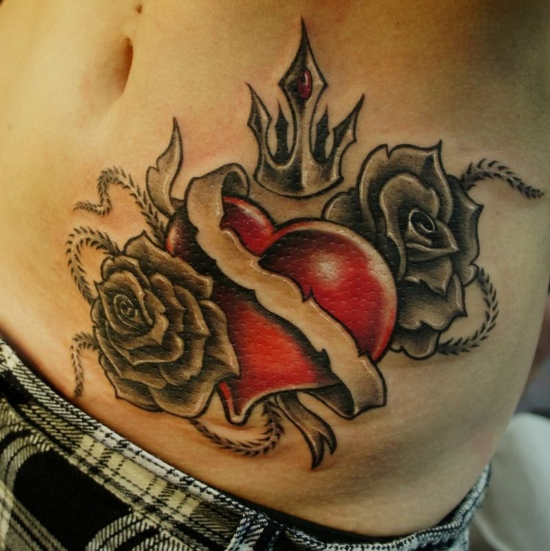 rødt hjerte og svarte roser tatovering på magen