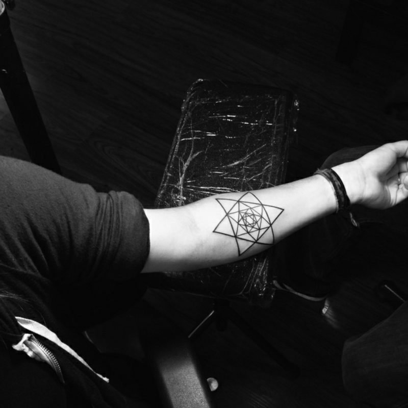 Tattoo stjerne underarm geometrisk design