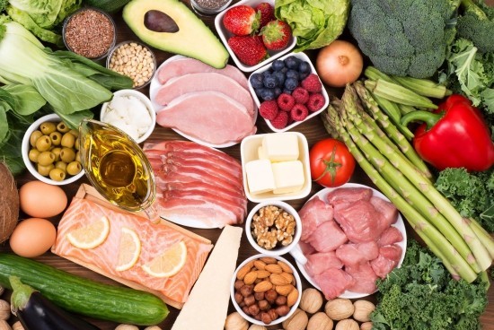 הדיאטה הקטוגנית יתרונות וחסרונות של טרנד האוכל - אכילת מזון שומני ומעט ירקות