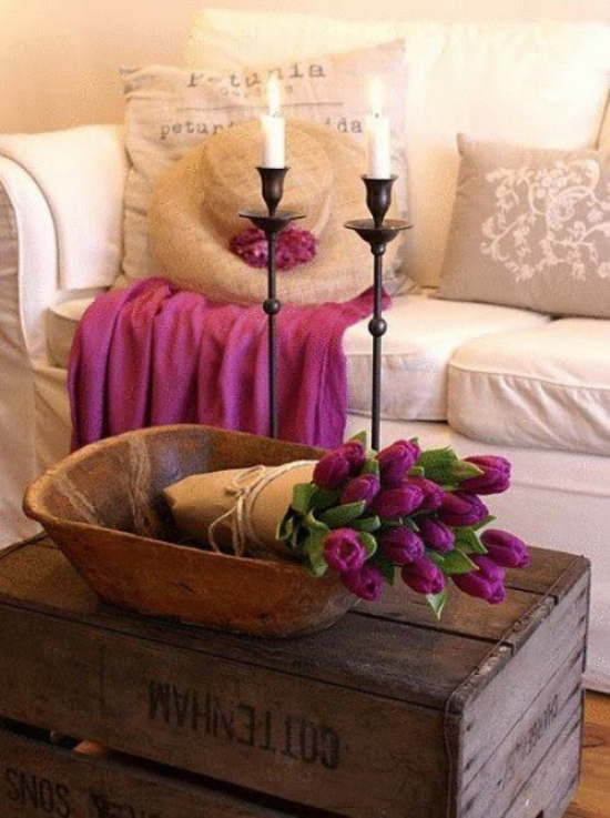 Dřevěná mísa krásná pokojová dekorace fialové tulipány hodí deku na pohovku dřevěný box stolní svíčky