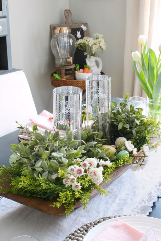 Dřevěná mísa Velikonoční dekorace na stole zeleň, bílé květy, vázy, bílé tulipány, velikonoční zajíček v pozadí