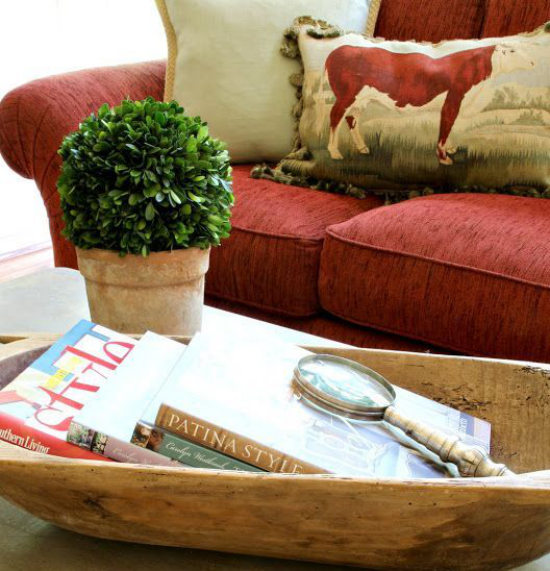 Praktická funkce dřevěné misky k uložení knih na konferenční stolek v obývacím pokoji