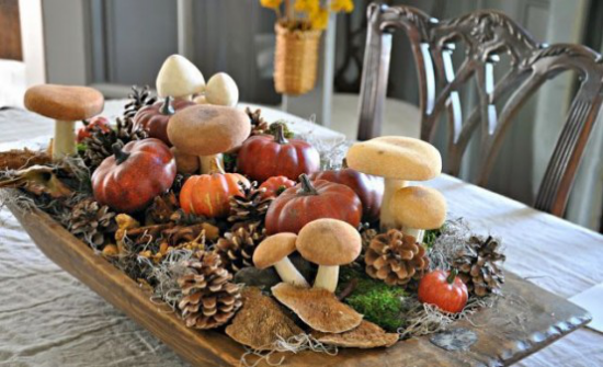 Dřevěná mísa, podzimní dekorace stolu s houbami, šišky