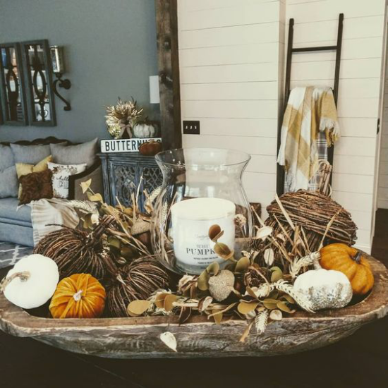 Dřevěná mísa podzimní dekorace stolu dýně houby svíčka rustikální prostředí