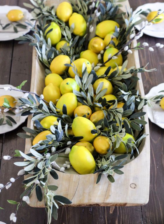 Dřevěná mísa nadčasové aranžování rozkvetlých jehněd žlutých citronů