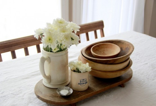 Dřevěná mísa uspořádání některých dřevěných mís na stole starý džbán bílých chryzantém