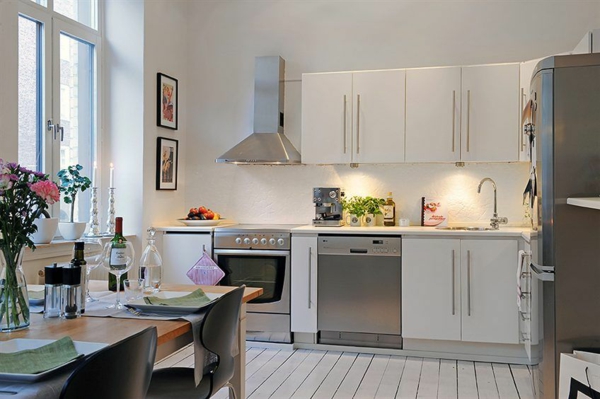 otevřená kuchyně-obývací pokoj-kuchyň-jídelní kout bílá dřevěná podlaha