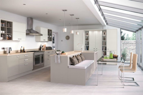 otevřená kuchyň-obývací pokoj, otevřený půdorys, jasné barevné schéma