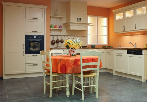 otevřená kuchyně-obývací pokoj oranžové kuchyňské stěny kulatý jídelní stůl