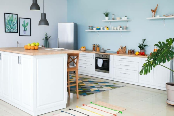 otevřená kuchyně-obývací pokoj skandinávská kuchyně světlé barvy svěží interiér