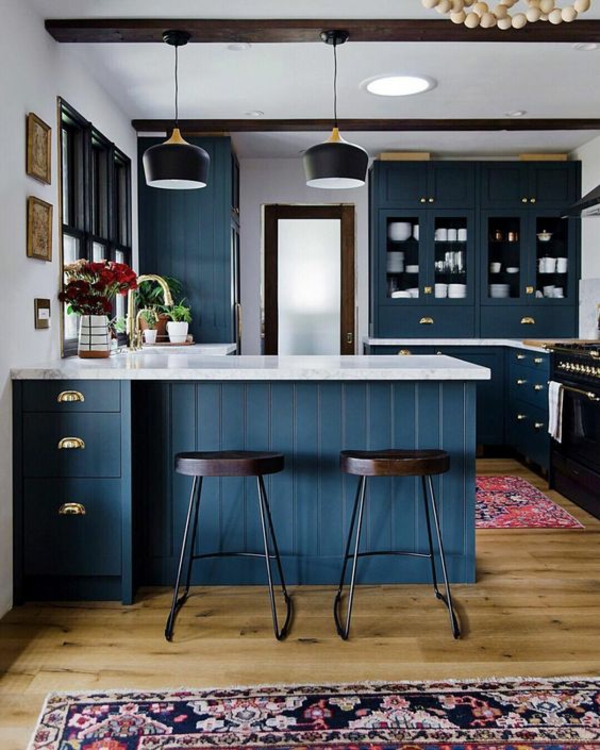 otevřená kuchyně-obývací pokoj modré kuchyňské linky krásné dřevěné podlahy