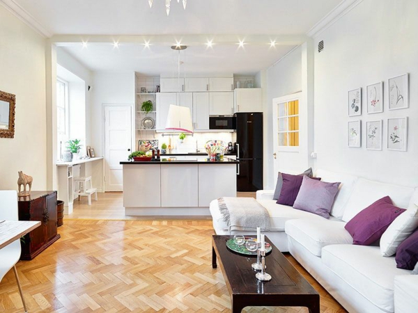 otevřená kuchyně-obývací pokoj bílé akcenty fialová dekorace stylový interiér