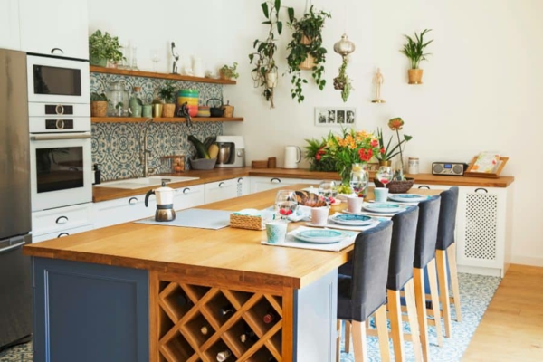 otevřená kuchyň ostrovní barové židle mnoho rostlin dekorace na zeď