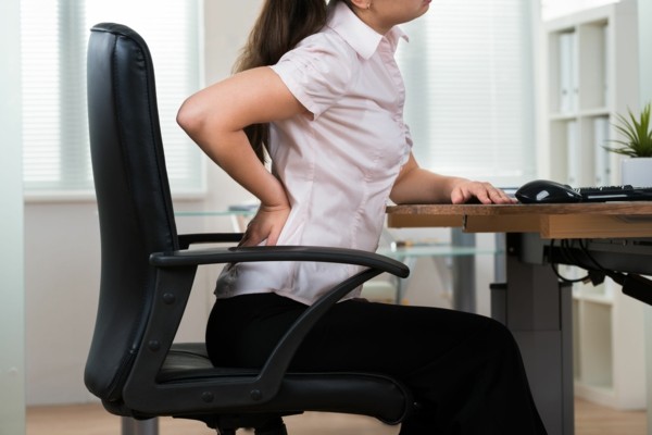 mangel på ergonomi på arbeidsplassen forårsaker ryggsmerter